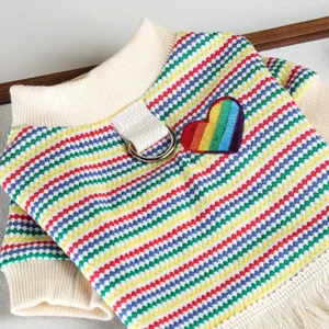 Kleurrijk regenboog gebreid hondenvest detail met D-ring en hart patch voor kleine huisdieren.