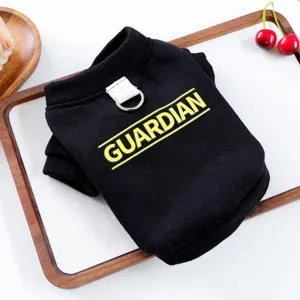 Detalle de sudadera negra para perro con estampado Guardian amarillo y anilla metalica.