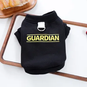 Vista detallada de la sudadera negra para perro pequeño con anilla D y estampado.
