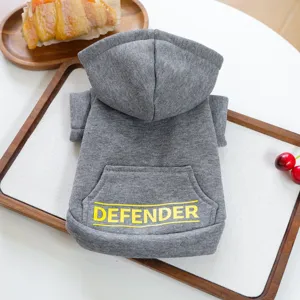 Sweat à capuche gris pour animal de compagnie avec poche et imprimé lettre polaire pour chiens.
