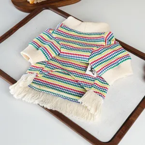 Kleurrijk gestreept huisdierenvest met franjes, zachte gebreide hondenkleiding voor kleine hond.