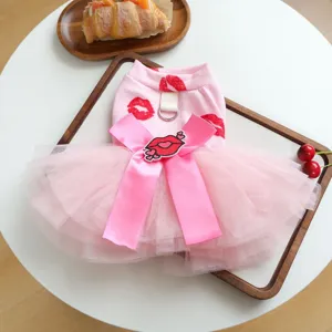 Detalle de vestido rosa para mascotas con faldón de tul, gran lazo y estampado de labios.