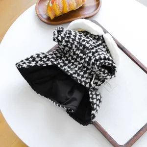 Manteau chic pour animal de compagnie en pied-de-poule noir et blanc avec col en peluche douce.