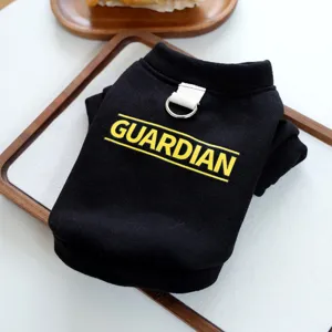 Detalle de primer plano de sudadera con capucha para perro negro con estampado de letras amarillas.