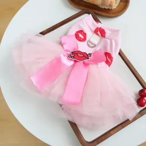 Bonito vestido tutu rosa para mascota con estampado de labios y lazo para perros y gatos