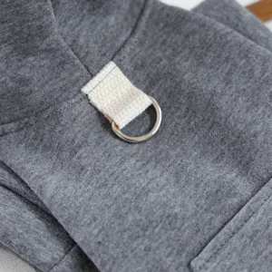 Gros plan sur les détails du sweat à capuche pour animaux gris avec anneau en D en métal.