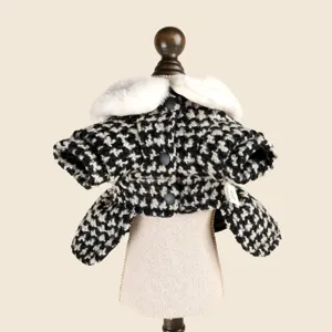 Robe chic pour animal de compagnie en pied-de-poule noir et blanc avec col en peluche.