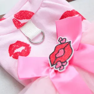 Vestido rosa para mascotas con estampado de labios rojos, lazo y anilla en D ideal.