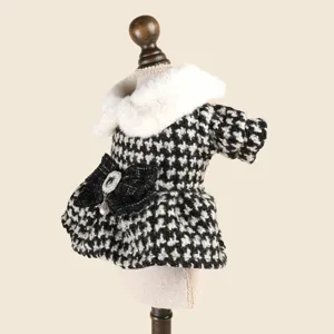 Robe pour animal de compagnie en pied-de-poule noir et blanc avec col en fausse fourrure.