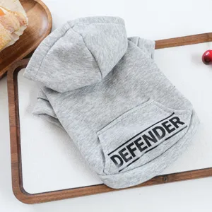 Sweat à capuche gris pour animal de compagnie avec poche kangourou et imprimé.