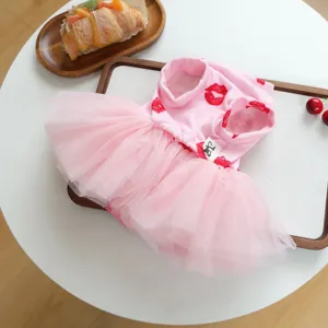 Vista detallada del vestido princesa para mascota, falda tutú de tul rosa con labios.