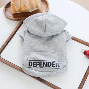 Sweat à capuche gris pour animal de compagnie avec poche et imprimé, vue détaillée.