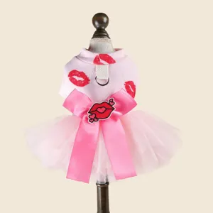 Detalle del vestido rosa para mascotas con labios rojos y lazo en maniquí, ropa linda para cachorro.