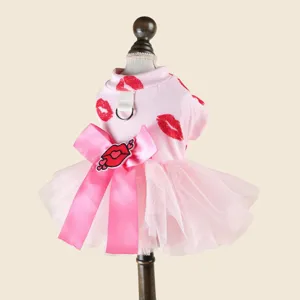 Bonito vestido tutu rosa para perros y gatos con estampado de labios rojos y lazo grande primavera.