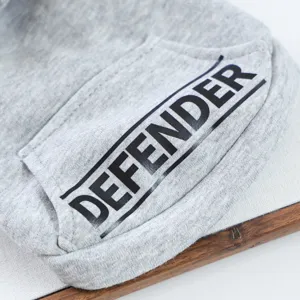 Vue détaillée du sweat à capuche gris pour animal de compagnie avec poche et texte.