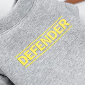 Vista detallada de sudadera para perro gris, diseño de estampado de letras elegante para cachorros.