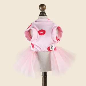 Vestido rosa para cachorro con estampado de labios rojos y tutú para perros pequeños y gatos en detalle