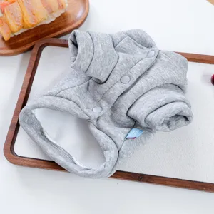Primer plano de la sudadera gris para perros pequeños, con botones de presión y tejido suave.