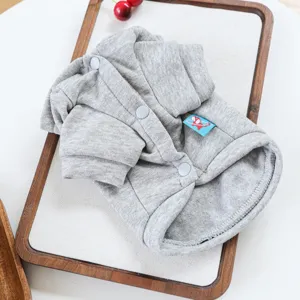 Sweat à capuche gris pour petits chiens et chats, vêtement confortable pour animaux.