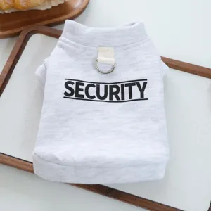 Sudadera gris para perro con estampado security y anillo d para mascotas en invierno.
