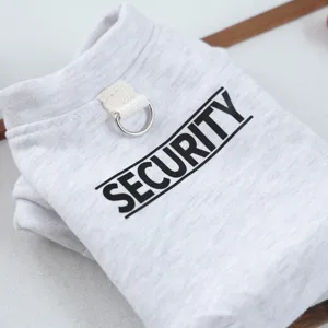 Vista detallada de sudadera gris para mascota con estampado security y anillo de metal.