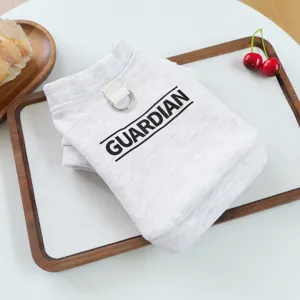 Sudadera polar gris para perros pequeños con estampado de letras Guardian y anilla en D.