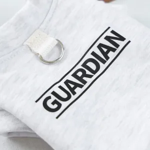 Primer plano detallado de sudadera gris para mascotas con hebilla en D y estampado.