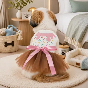Detailansicht des süßen Hundekleids mit braunem Tütü und Schleife für Haustiere.