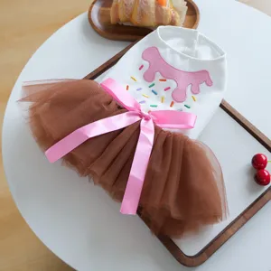 Süßes Haustier Hund Katze Tutu Kleid brauner Tüllrock mit rosa Schleife für den Sommer.