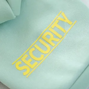 Primo piano dettagliato del tessuto per felpa da animale con stampa SECURITY gialla.