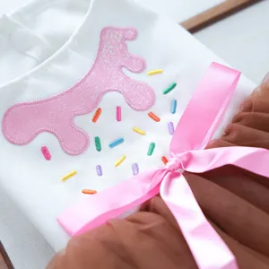 Süßes Haustier Tutu Kleid Detail mit rosa Zuckerguss Stickerei und bunten Streuseln.