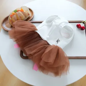 Süßes Haustier Hund Katze Prinzessin Kleid brauner Tüllrock mit weißer Weste stilvolle Kleidung.