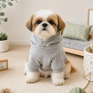 Vista dettagliata della felpa grigia per cani di piccola taglia, comodo abbigliamento per animali.