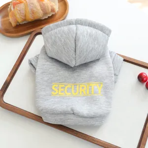 Vista dettagliata della felpa con cappuccio per animali grigia con stampa di lettere.