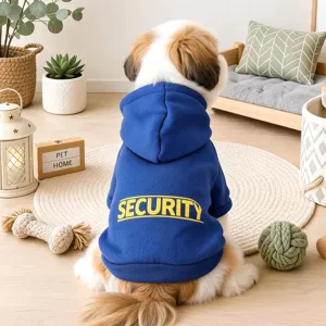 Dettaglio della felpa blu per cani con cappuccio e stampa security, comodo capo d'abbigliamento.