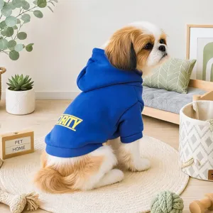 Felpa blu per cani di taglia piccola con stampa di lettere gialle, vista dettagliata.