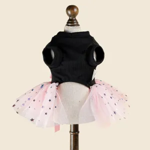 Detailansicht des PETCIRCLE Haustier-Tutu-Kleids, schwarzes Top und rosa Sternen-Tüllrock für Hunde.
