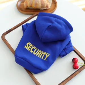 Vista dettagliata di una felpa con cappuccio blu per animali con stampa security su vassoio.