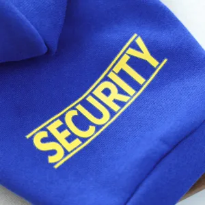 Felpa per cani dettaglio tessuto blu con stampa di lettere di sicurezza per cuccioli.