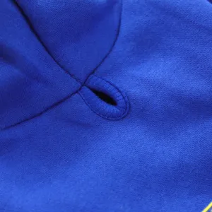 Vista dettagliata del tessuto felpa animali blu, vestiti cuccioli morbidi, abbigliamento per animali