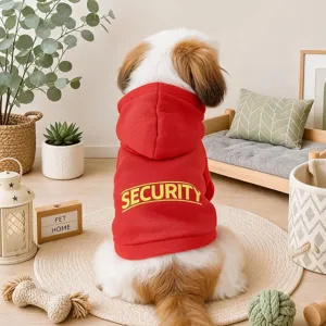 Vista dettagliata della felpa con cappuccio rossa per cani con stampa SECURITY in giallo.