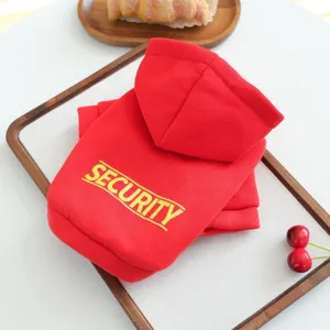 Dettaglio felpa con cappuccio rossa per animali con stampa security per cani di piccola taglia.