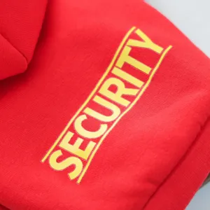 Vista dettagliata della felpa rossa per cani piccoli con stampa security in evidenza.