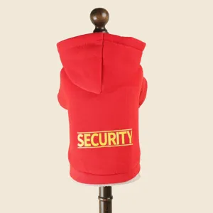 Dettaglio felpa con cappuccio per cani rossi con stampa di lettere security sul retro.