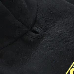 Dettaglio felpa per animali, vestito nero per cani con occhiello e stampa grafica.