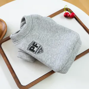 Vista detallada de una sudadera gris cómoda para mascotas con logotipo de escudo para perros pequeños.