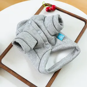 Primer plano de sudadera gris para perro pequeño con botones a presión y tela suave.