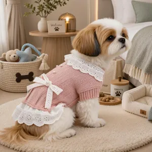 Adorable robe tricotée pour chien rose avec col en dentelle et nœud, parfaite pour chiot.
