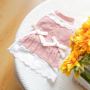 Robe pull rose pour chien en tricot avec bordure en dentelle et nœuds pour petits animaux.