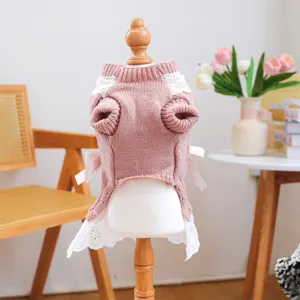 Robe pull tricot rose pour chiot avec dentelle blanche et nœuds, vêtement mignon animal.